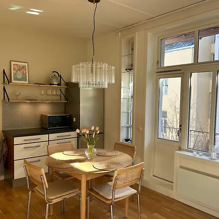Cozy With Sunny Balcony Apartamento